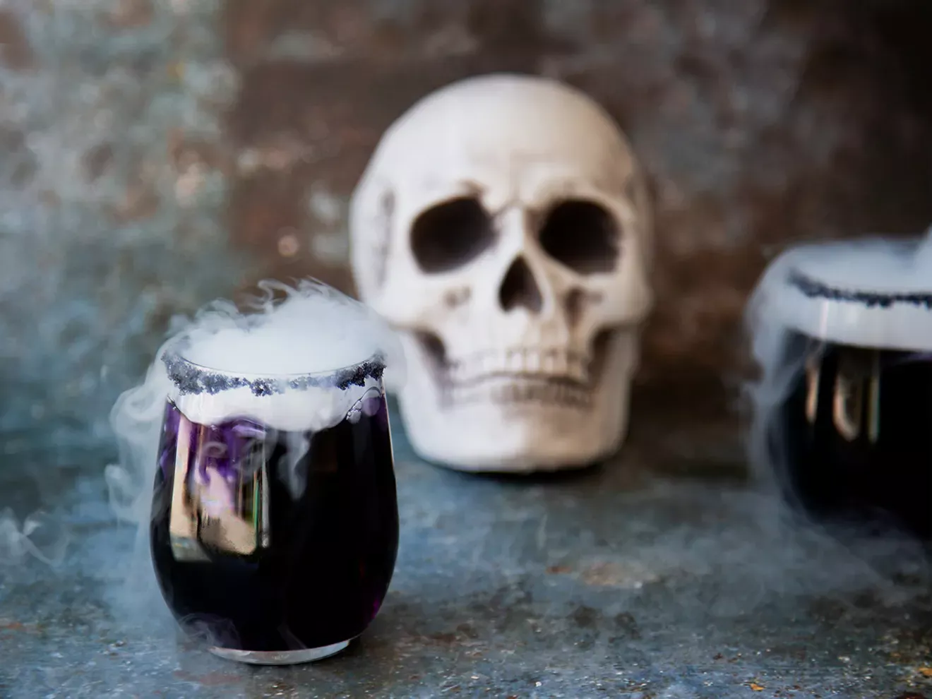 Halloween Cocktail mit Totenkopf
